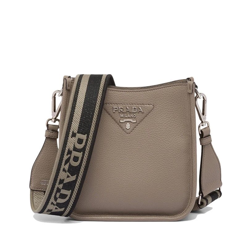商品Prada|【预售3-7天】PRADA/普拉达 22新款 女士迷你粘土灰色皮革正面金属刻字徽标单肩斜挎包1BH191_2DKV_F0572_V_3OO,价格¥14875,第1张图片