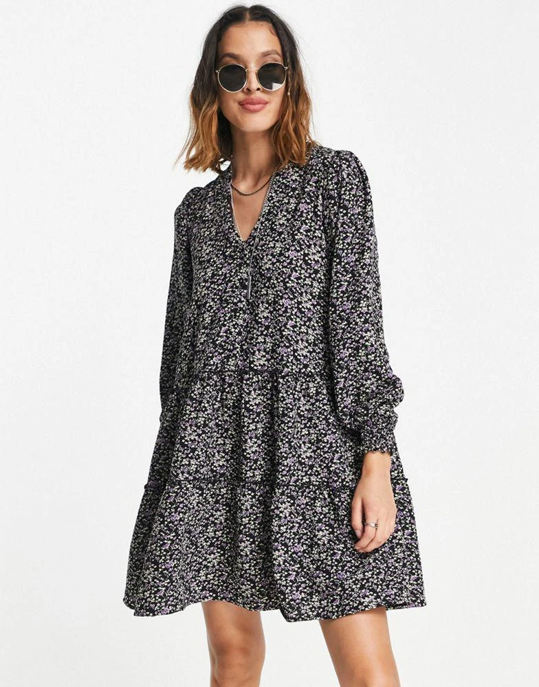 商品VERO MODA|Vero Moda tiered mini smock dress in print,价格¥161,第4张图片详细描述