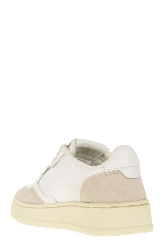 商品Autry|AUTRY MEDALIST LOW - Leather and Suede Sneakers,价格¥1298,第3张图片详细描述