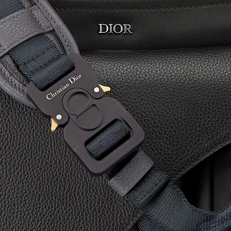 商品Dior|【预售3-7天】DIOR/迪奥 2021秋冬SADDLE系列 SACAI联名男士黑色科技面料和粒面小牛皮单肩斜挎马鞍包1ADHO029USH_H15E,价格¥26567,第4张图片详细描述