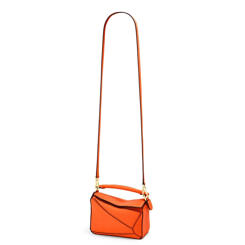 商品Loewe|【预售3-7天】LOEWE/罗意威 Puzzle系列 女士迷你橙色牛皮革切割几何线条包缝设计徽标压纹肩背斜挎手提包322.30.U95-9100,价格¥14718,第6张图片详细描述