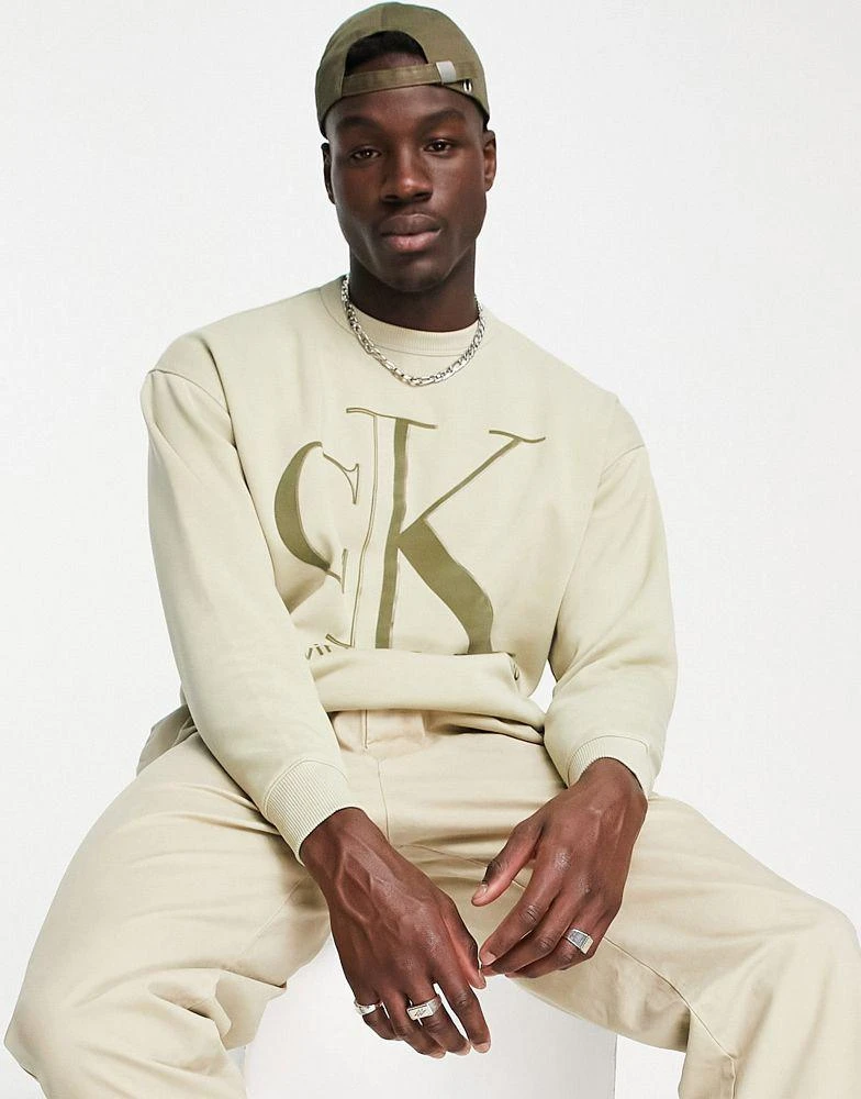 商品Calvin Klein|Calvin Klein Jeans high shine institutional logo sweatshirt in stone,价格¥450,第4张图片详细描述