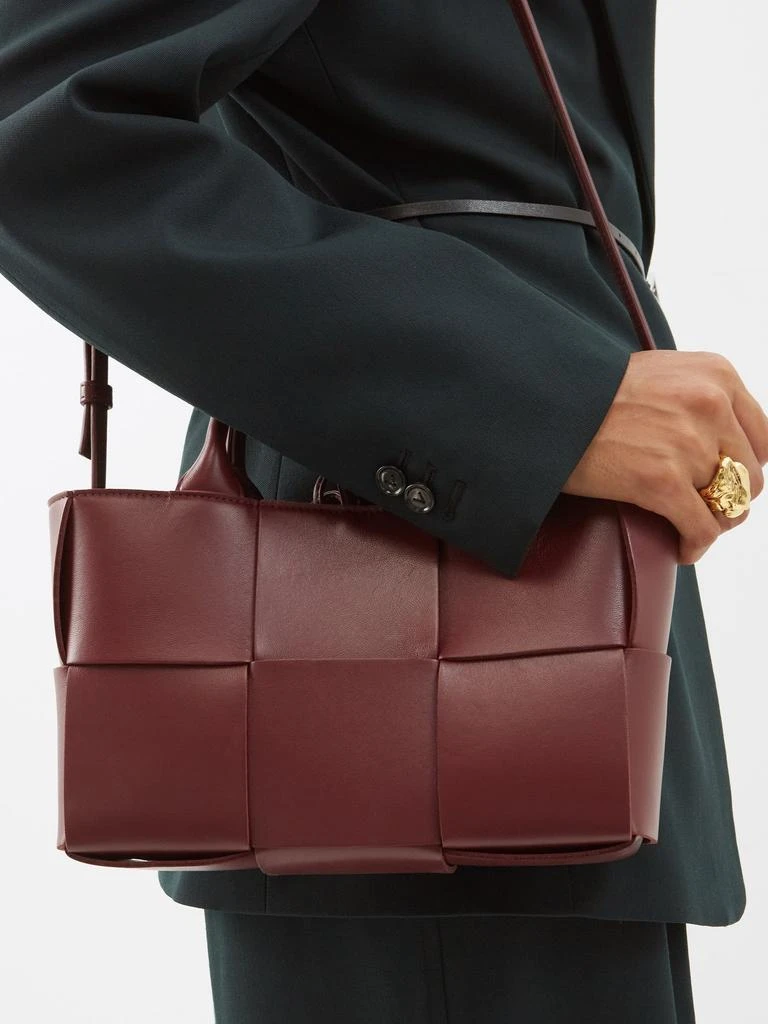 商品Bottega Veneta|Arco mini Intrecciato-leather tote bag,价格¥24657,第2张图片详细描述