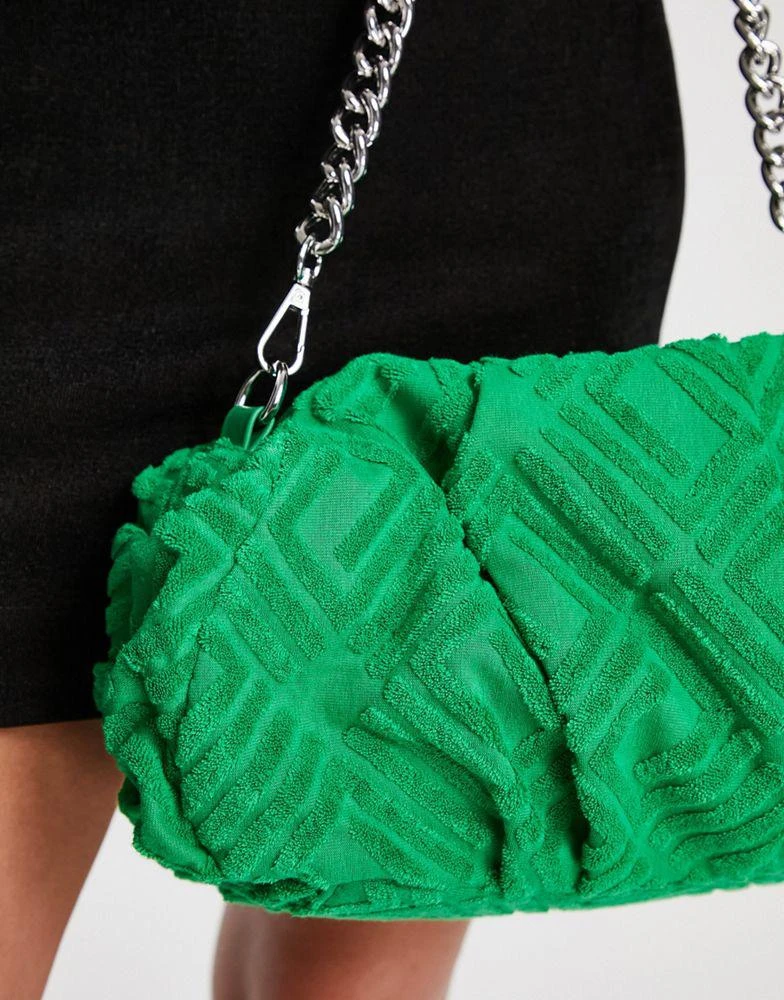 商品ASOS|ASOS DESIGN oversized ruched clutch bag with detachable shoulder chain in green towelling,价格¥148,第2张图片详细描述