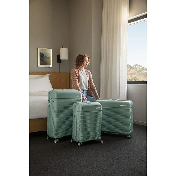 Elevation™ Plus Carry On Spinner Suitcase 22 x 14 商品