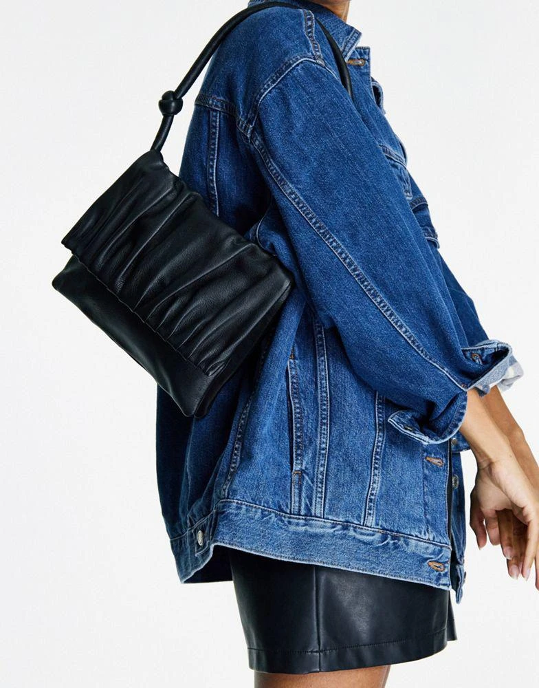 商品Topshop|Topshop leather ruched flap shoulder bag in black,价格¥437,第2张图片详细描述