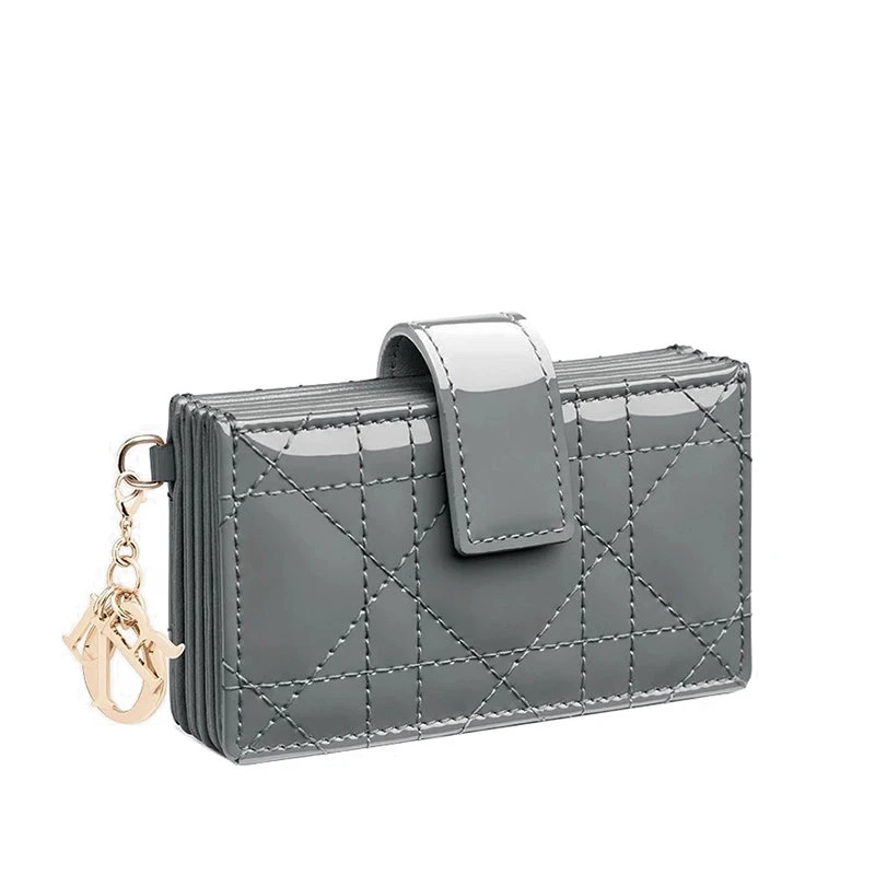 商品Dior|【预售3-7天】DIOR/迪奥 20系列LADY DIOR 系列 灰绿色漆面经典藤格纹风琴褶卡片夹 S0074OVRB_M41G,价格¥3574,第1张图片