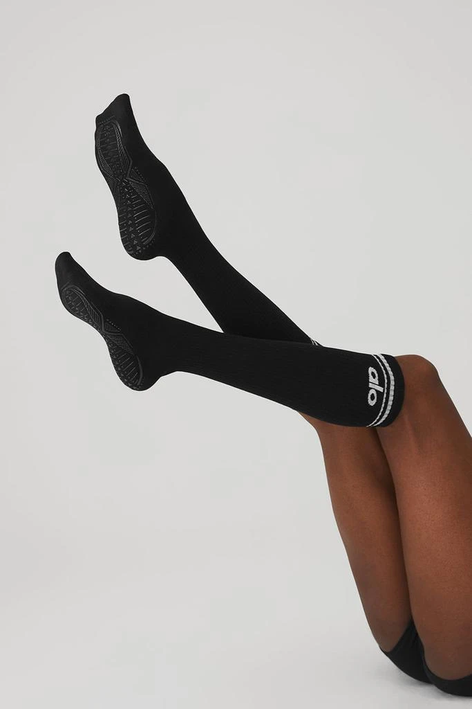 商品Alo|Women's Knee-High Throwback Barre Sock - Black/White,价格¥285,第4张图片详细描述