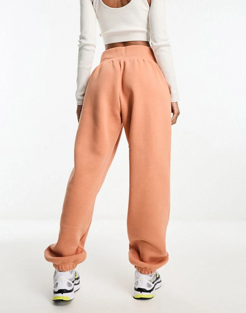 商品NIKE|Nike mini swoosh oversized high rise joggers in amber brown,价格¥379,第2张图片详细描述