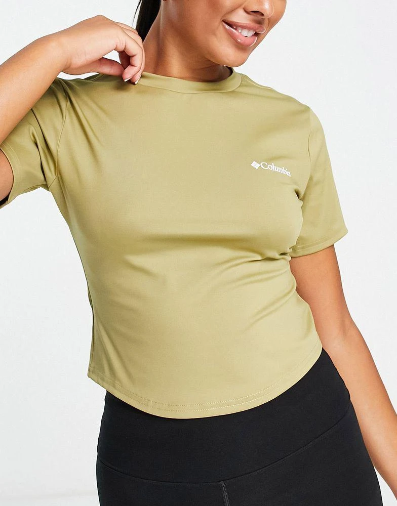 商品Columbia|Columbia Training CSC Sculpt cropped short sleeve t-shirt in khaki Exclusive at ASOS,价格¥156,第1张图片