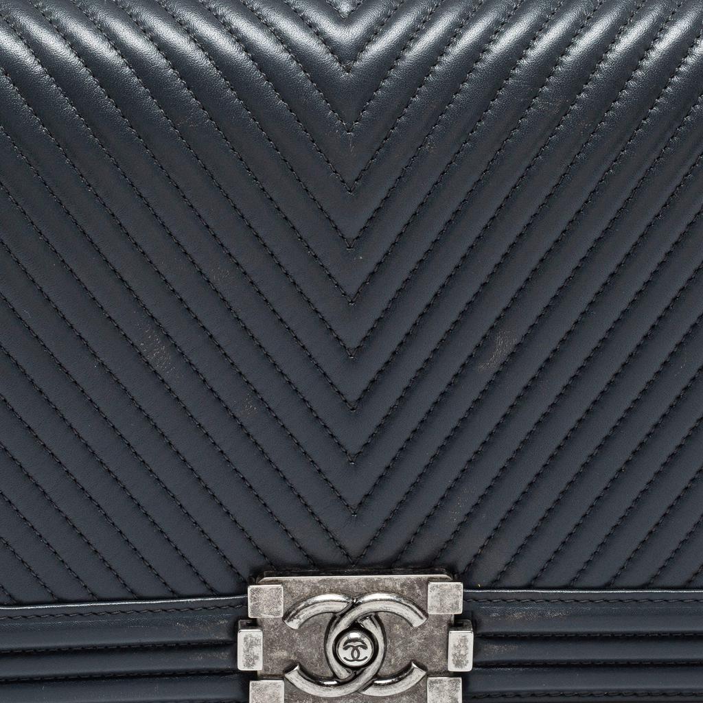 Chanel Dark Grey Chevron Leather Large Boy Shoulder Bag商品第5张图片规格展示
