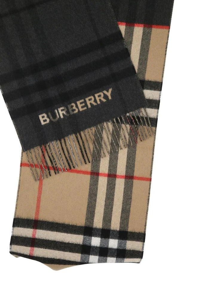 商品Burberry|Embroidered Cashmere Scarf,价格¥4169,第2张图片详细描述