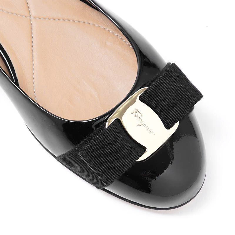 商品Salvatore Ferragamo|香港直邮Ferragamo菲拉格慕女士黑色亮面牛皮单鞋01A181574556,价格¥5310,第5张图片详细描述