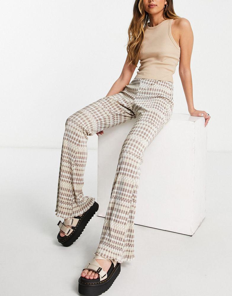 Topshop co-ord checkerboard print plisse flare trouser in beige商品第3张图片规格展示