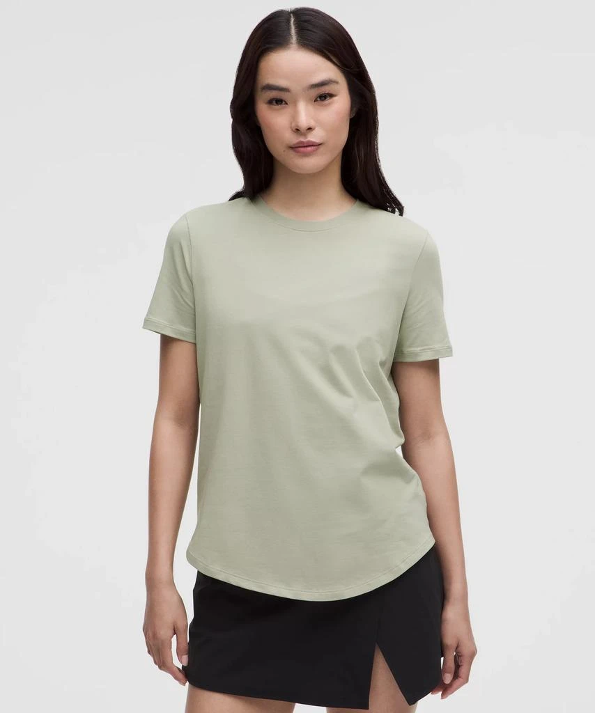 Love Curved-Hem Crewneck T-Shirt 商品