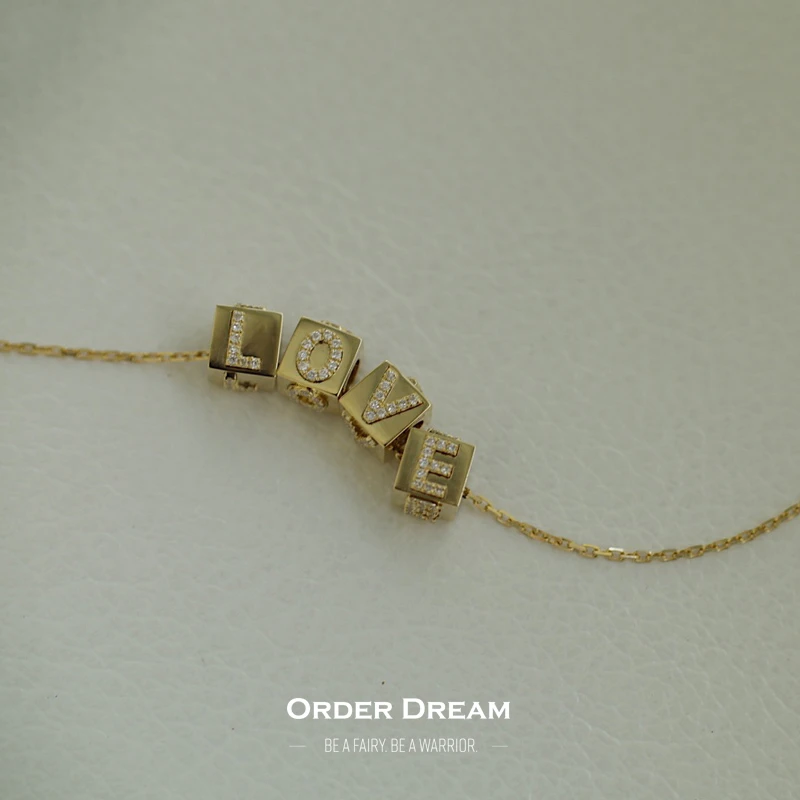 18K金骰子立体LOVE字母路路通（吊坠） 商品