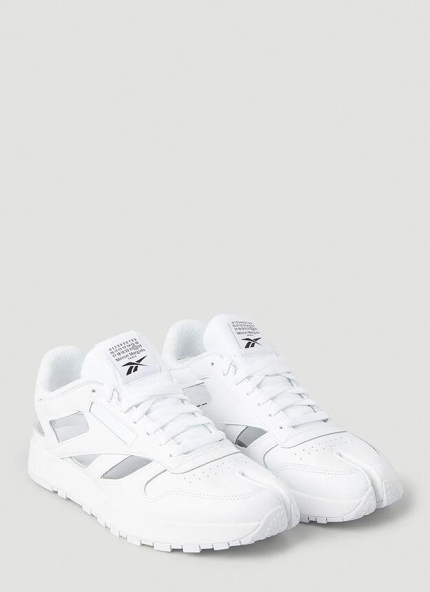 商品MAISON MARGIELA|Décortiqué Tabi Classic Sneakers in White,价格¥1399,第2张图片详细描述