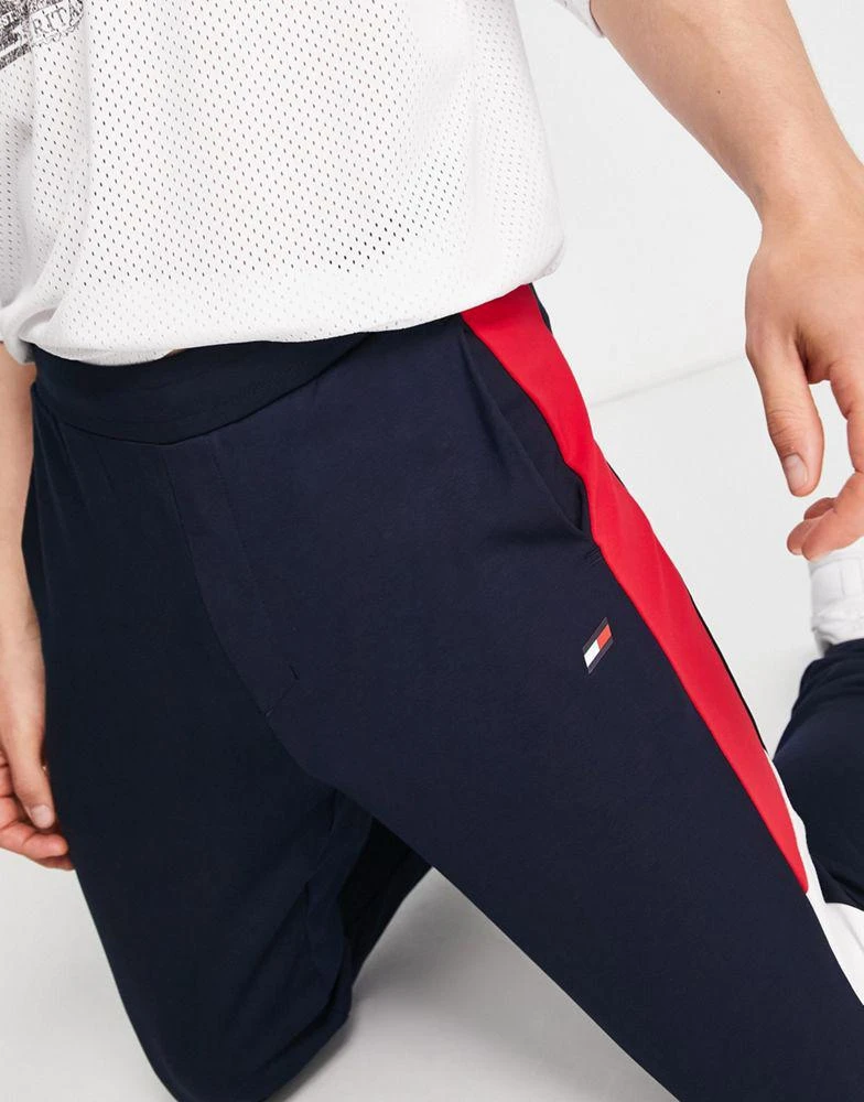 商品Tommy Hilfiger|Tommy Hilfiger Performance colorblock cuffed joggers in navy,价格¥584,第4张图片详细描述