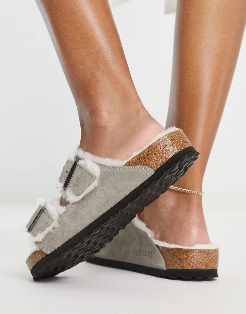 商品Birkenstock|Birkenstock Arizona flat sandals in grey with fur lining,价格¥693,第2张图片详细描述