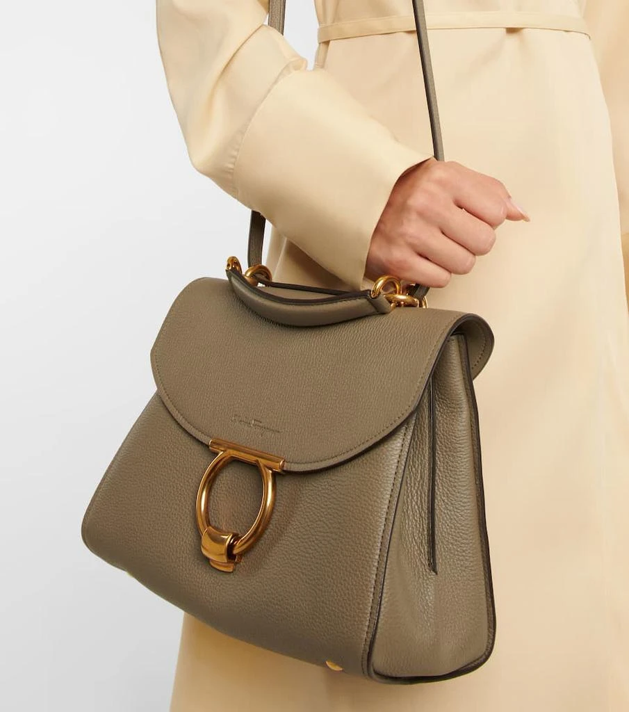 商品Salvatore Ferragamo|Gancini皮革托特包,价格¥11391,第2张图片详细描述