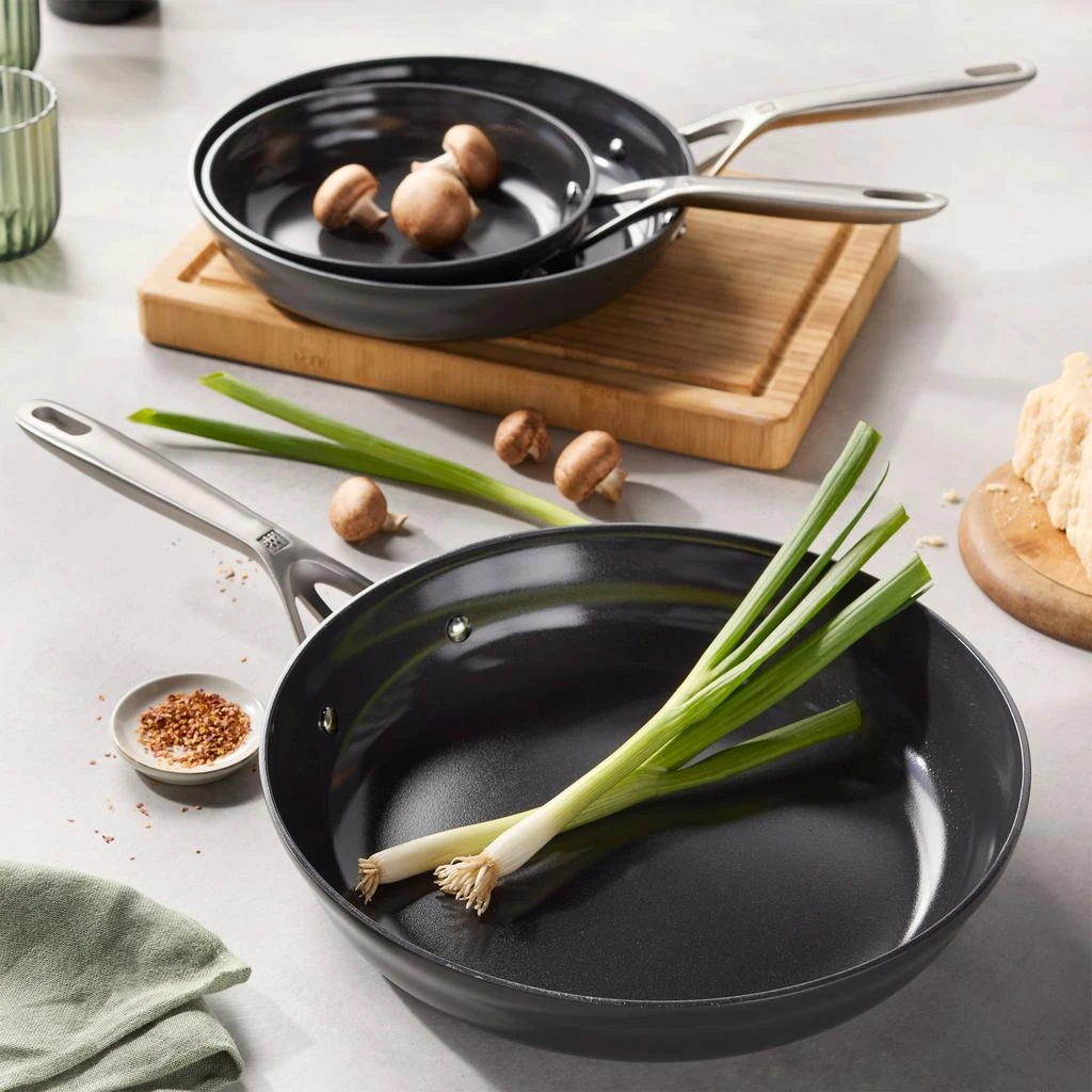 商品ZWILLING|Motion Ceramic Hard Anodized 3-pc Aluminum Nonstick Fry Pan Set,价格¥1016,第2张图片详细描述