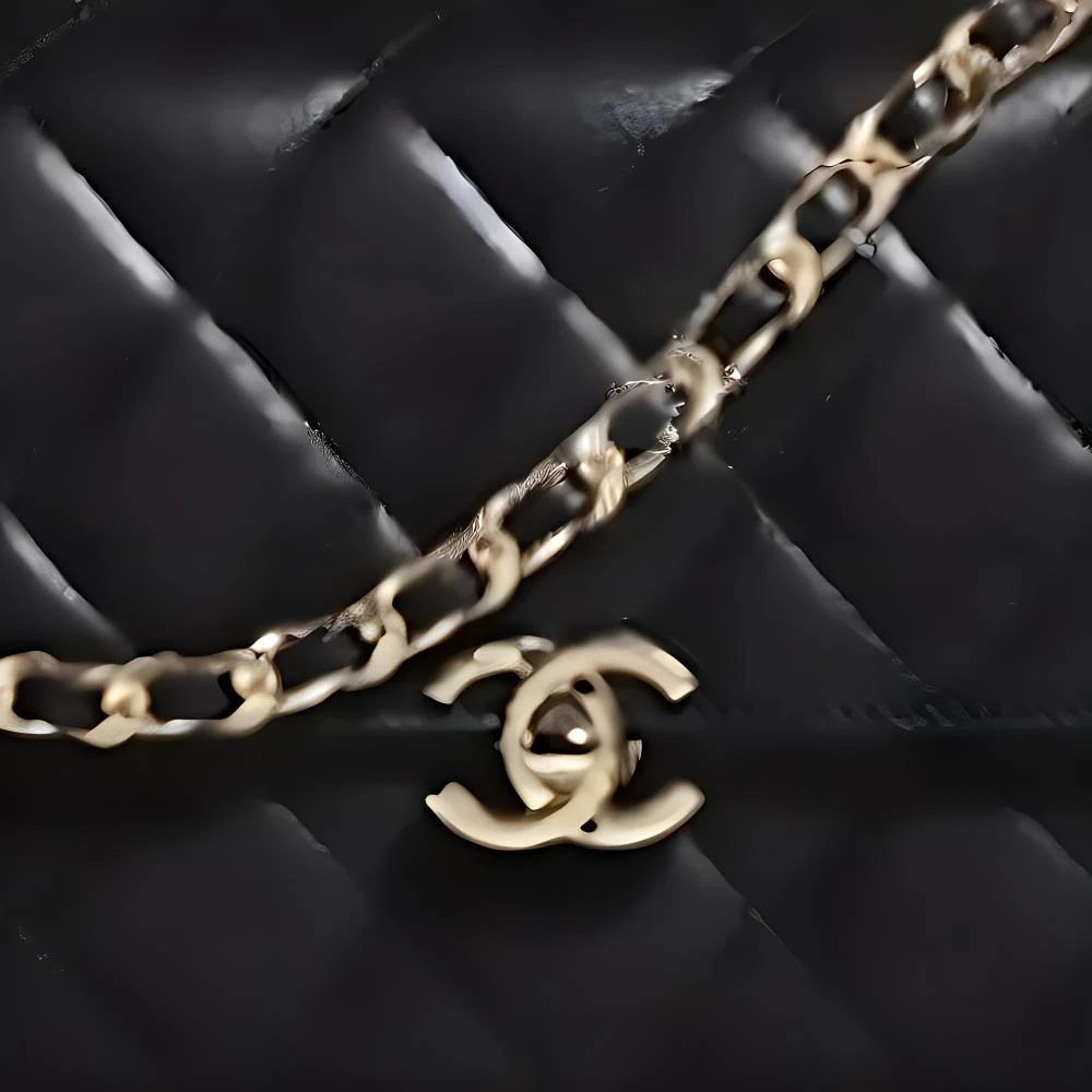 商品[国内直发] Chanel|香奈儿 Classic Flap CF 24P 金扣经典链条金属字母雕刻手柄 光面牛皮 方胖子口盖包单肩斜挎包 迷你 女款 黑色,价格¥48423,第3张图片详细描述