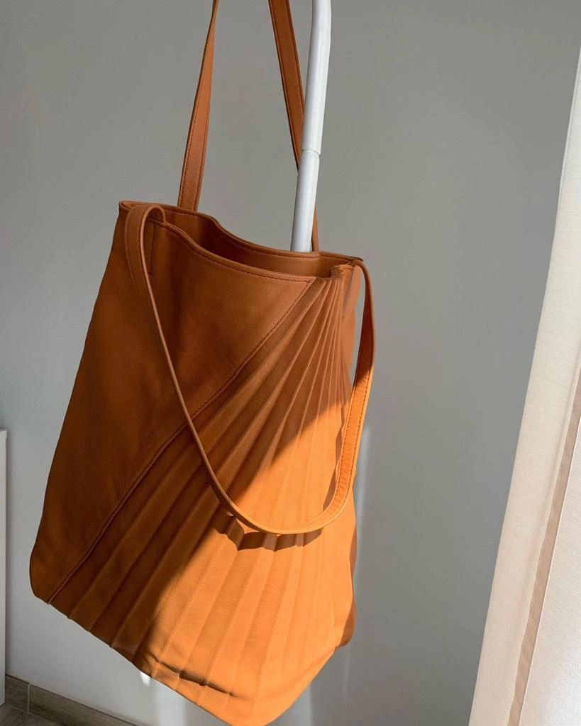 商品Sabrina Zeng|Chiaroscuro Weekend Tote Caramel,价格¥4278,第2张图片详细描述