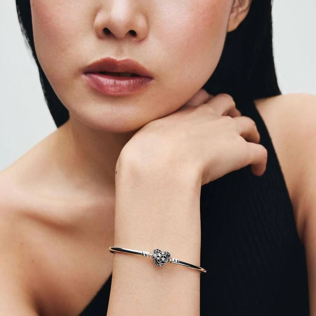 商品PANDORA|Women's Celestial Heart Clasp Bangle In Sterling Silver,价格¥627,第2张图片详细描述