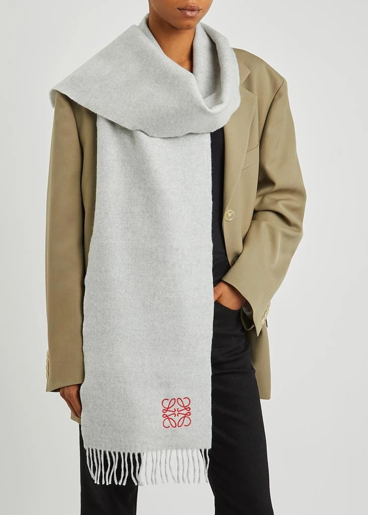 商品Loewe|Light grey wool-blend scarf,价格¥2112,第2张图片详细描述