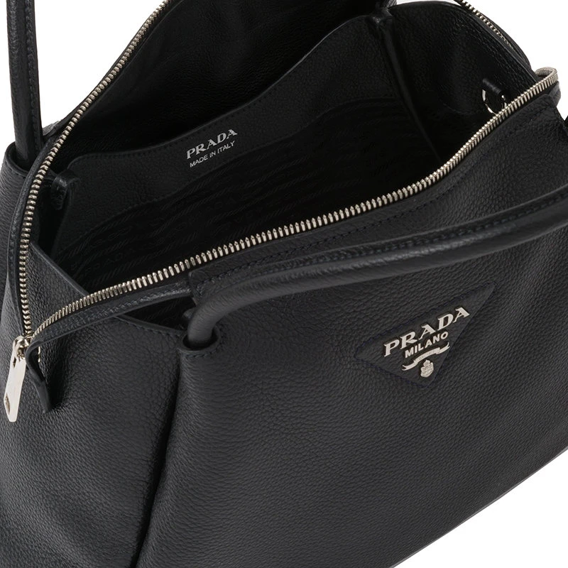 商品Prada|【预售3-7天】普拉达 22春夏新款 女士大号黑色皮革饰有三角徽标配织物肩带拉链开合单肩斜跨手提包1BC170_2DKV_F0002_V_3OO,价格¥25826,第6张图片详细描述