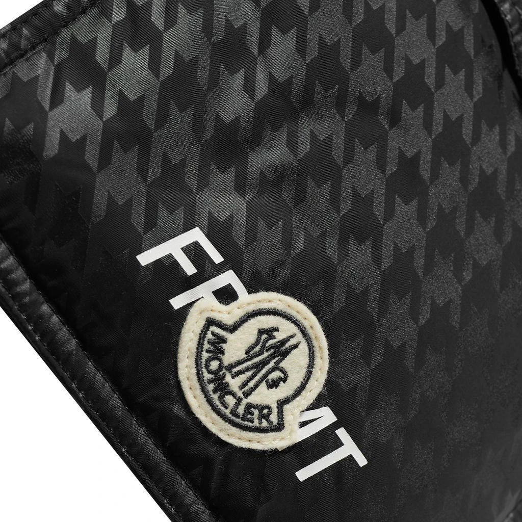 商品Moncler|Moncler Genius x Fragment Cross Body Bag,价格¥2439,第3张图片详细描述