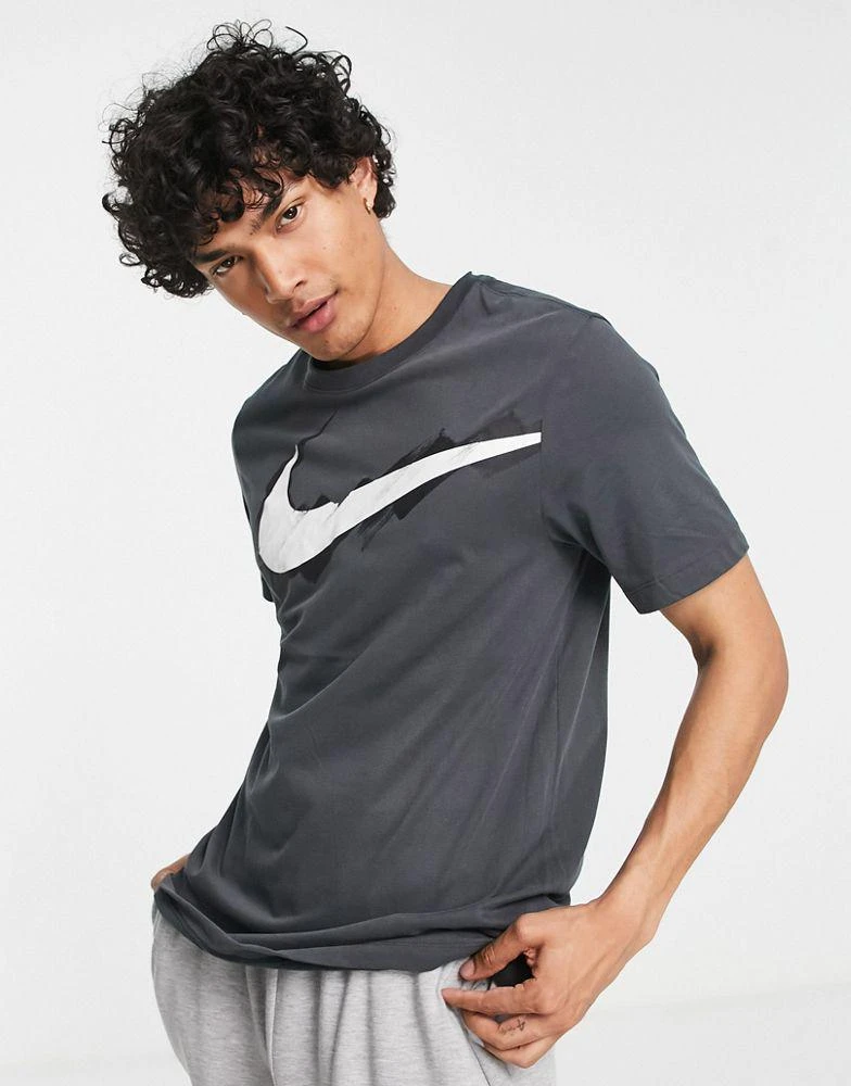 商品NIKE|Nike Training Sport Clash logo t-shirt in grey,价格¥137,第3张图片详细描述