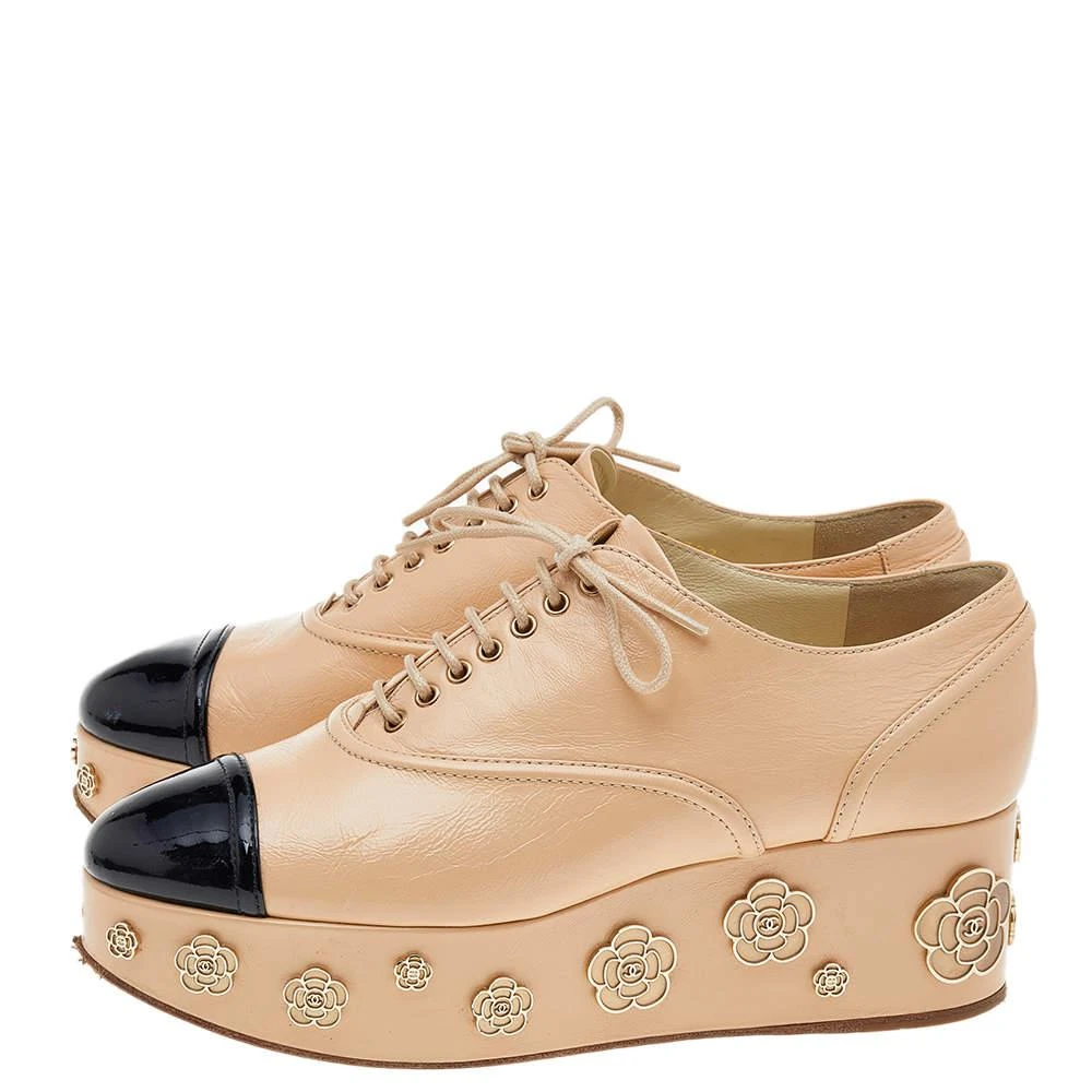 商品[二手商品] Chanel|Chanel Beige-Black Patent And Leather Camellia Platform Sneakers Size 39.5,价格¥3597,第4张图片详细描述