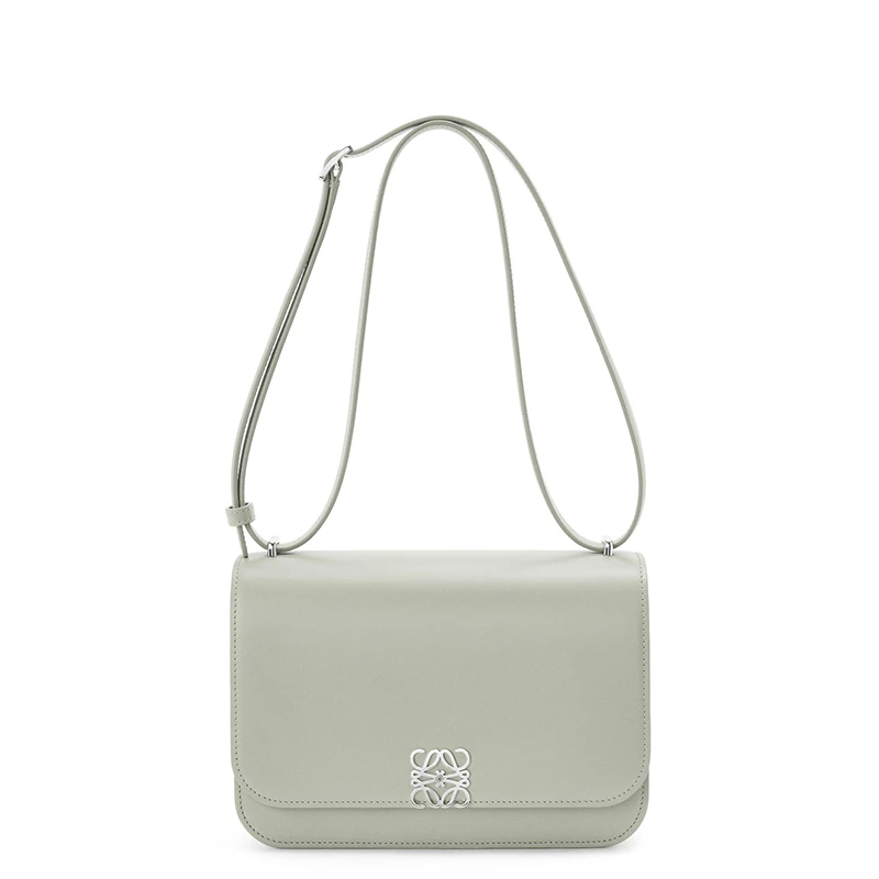 LOEWE/罗意威 22春夏新款Goya系列 女士灰白色丝绸牛皮革银扣徽标翻盖开合单肩斜跨包A896N09X01-1760 商品