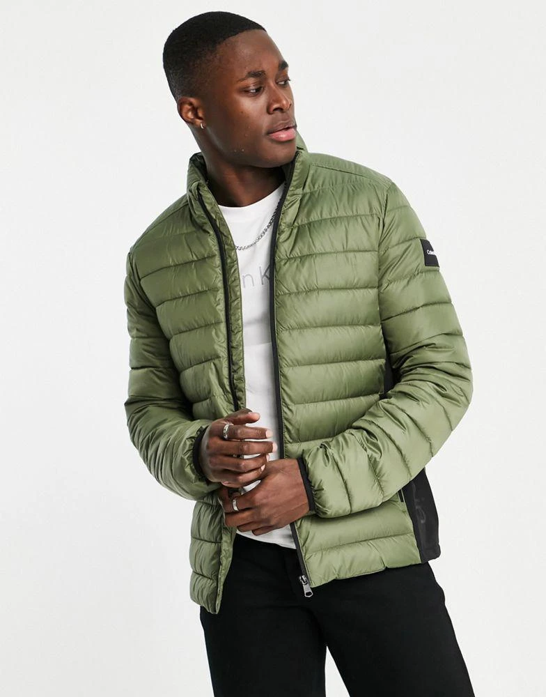 商品Calvin Klein|Calvin Klein side logo lightweight puffer jacket in khaki green - KHAKI,价格¥790,第4张图片详细描述