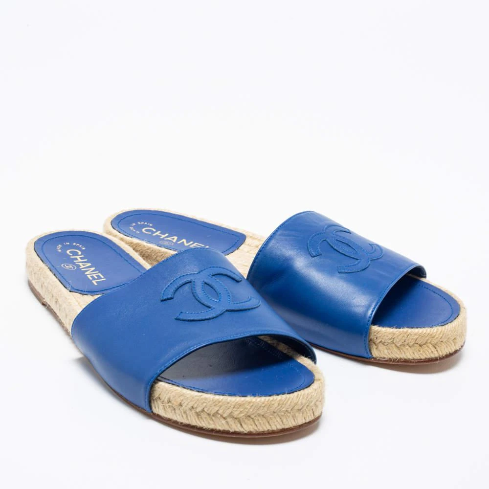 商品Chanel|Chanel Blue Leather CC Logo Flat Espadrille Slides Size 40,价格¥4749,第4张图片详细描述