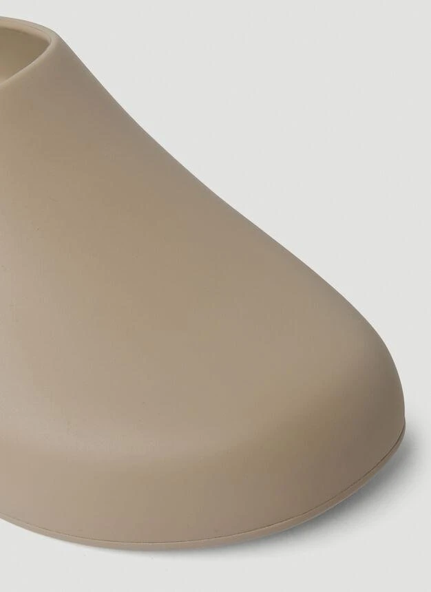Clog Pool Slip Ons in Beige 商品