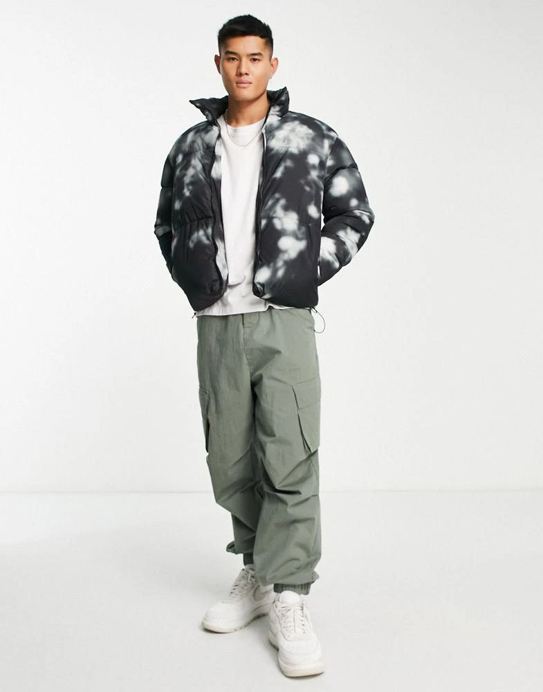 商品ADPT|ADPT cropped stand collar puffer jacket tie dye print in black,价格¥424,第3张图片详细描述