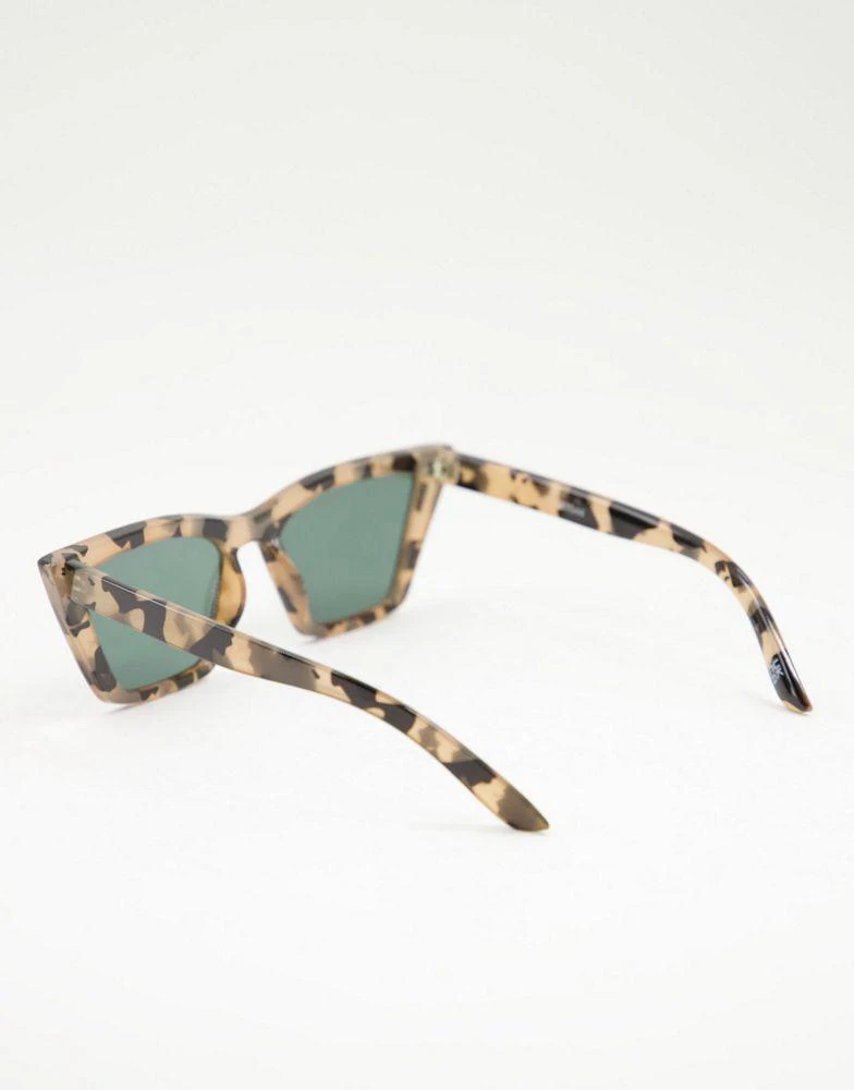 商品ASOS|ASOS DESIGN pointy square cat eye sunglasses in milky tort with g15 lens,价格¥73,第3张图片详细描述