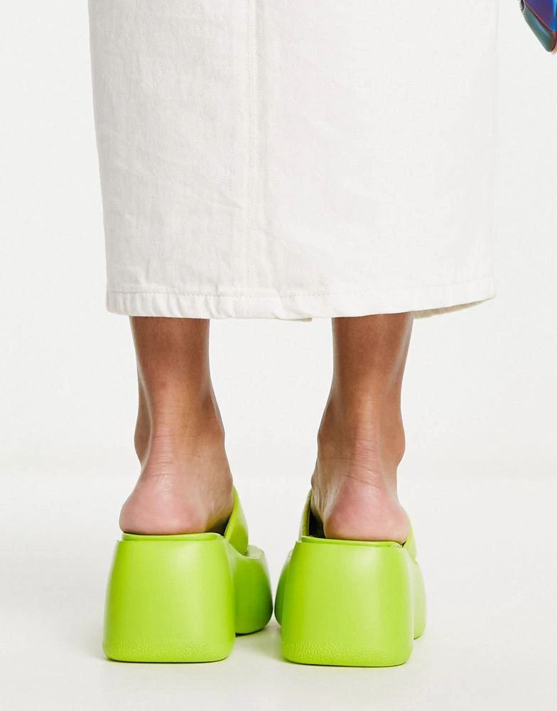 商品Daisy Street|Daisy Street Exclusive chunky sole flip flop sandals in lime,价格¥186,第2张图片详细描述