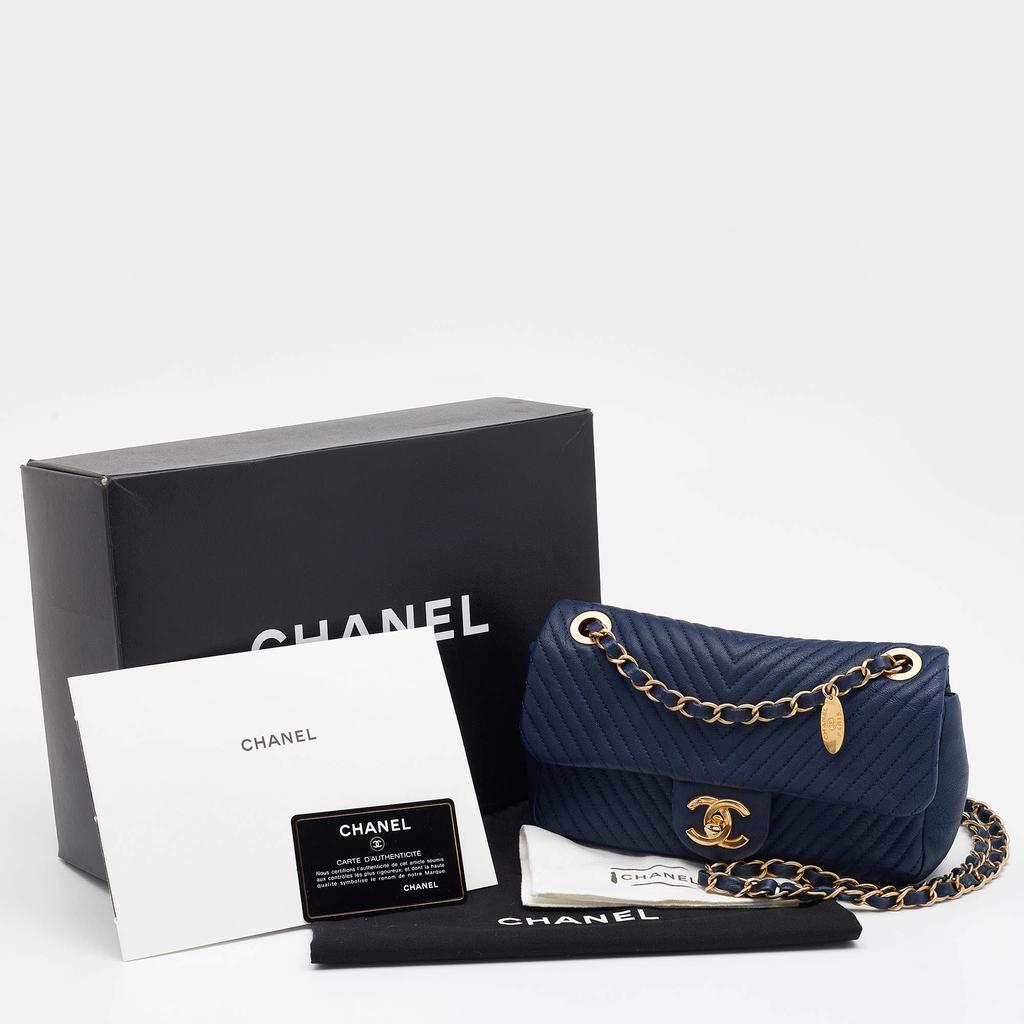 Chanel Navy Blue Chevron Leather Small Medallion Charm Flap Bag商品第10张图片规格展示
