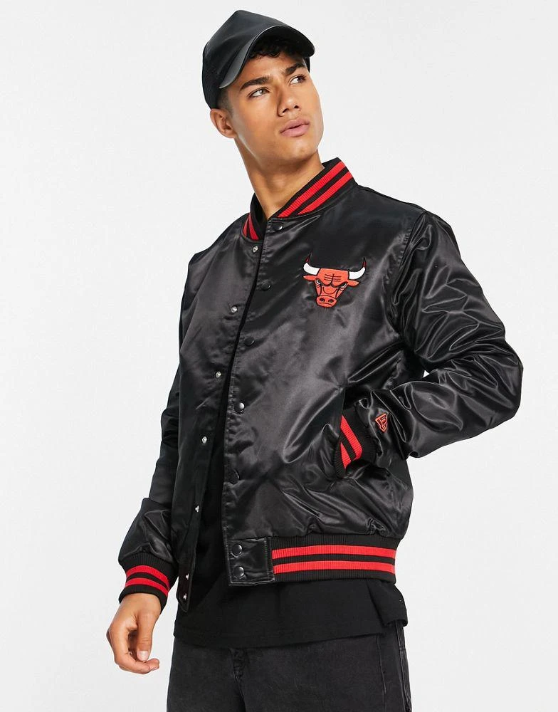 商品New Era|New Era NBA Chicago Bulls satin bomber jacket in black,价格¥975,第2张图片详细描述