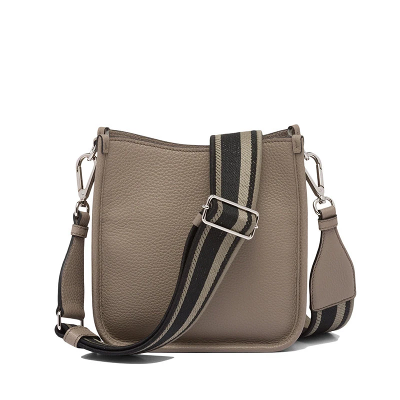 商品Prada|【预售3-7天】PRADA/普拉达 22新款 女士迷你粘土灰色皮革正面金属刻字徽标单肩斜挎包1BH191_2DKV_F0572_V_3OO,价格¥14875,第5张图片详细描述