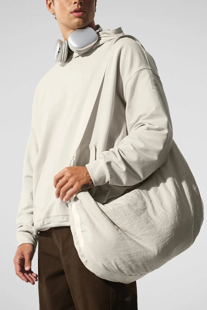 商品Alo|Om The Go Gym Sling Bag - Bone,价格¥1446,第5张图片详细描述
