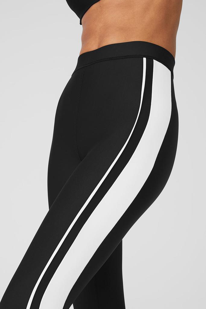 商品Alo|Airlift High-Waist 7/8 Car Club Legging - Black/White,价格¥959,第5张图片详细描述