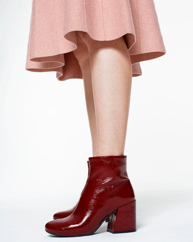 商品Kenneth Cole|Women's Randii Patent Leather Block Heel Booties,价格¥636,第5张图片详细描述