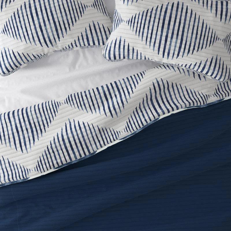 商品IENJOY HOME|Modern Diamond Navy Reversible Pattern Quilt Coverlet Set Ultra Soft Microfiber Bedding,价格¥385,第2张图片详细描述