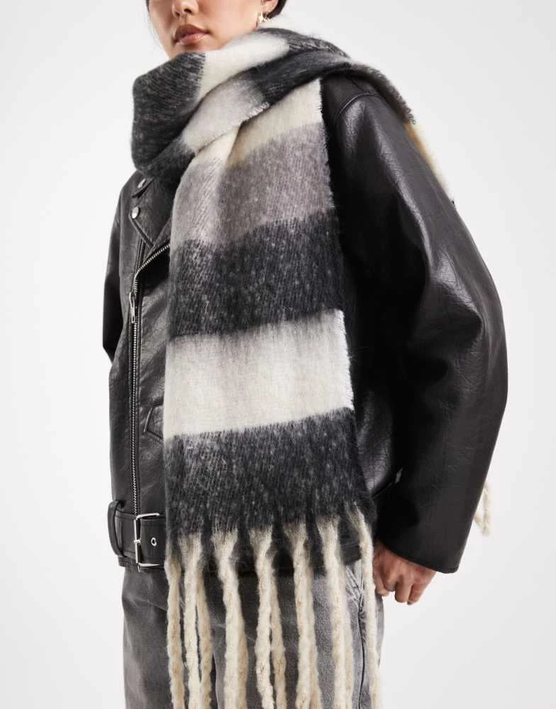 商品Threadbare|Threadbare blanket scarf in grey and white stripe,价格¥161,第2张图片详细描述