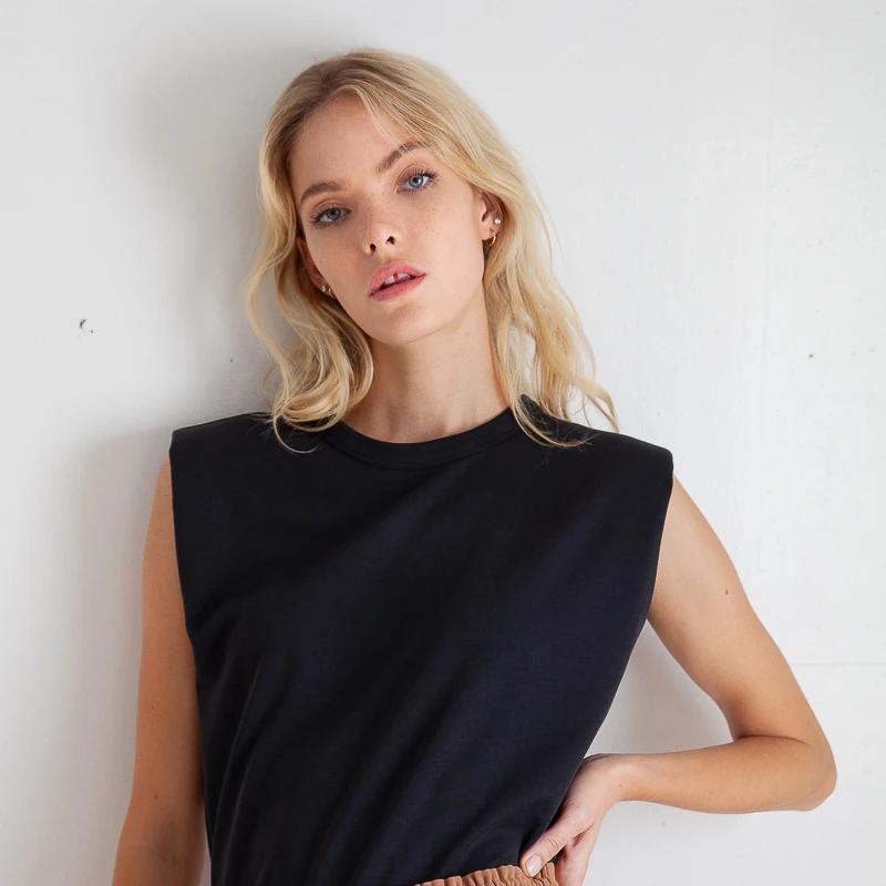 商品[国内直发] Petite Studio NYC|Raelyn无袖T恤 - 黑色 | Raelyn Padded Top - Black,价格¥358,第1张图片