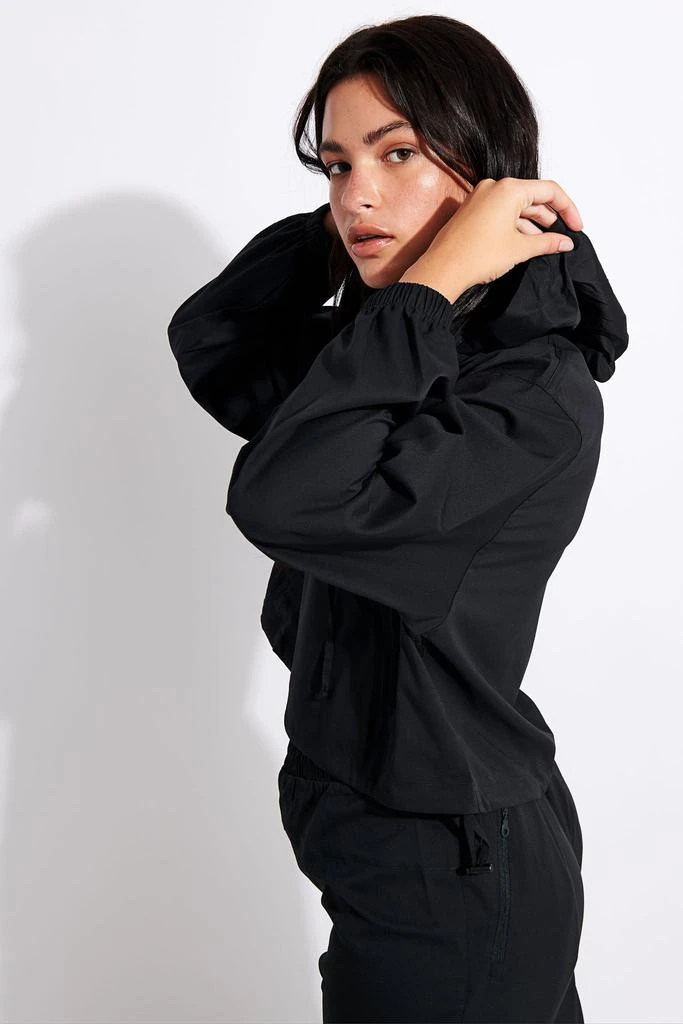 商品Girlfriend Collective|Hummingbird Half Zip Windbreaker - Black,价格¥590,第5张图片详细描述